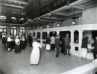 Innenansicht der Lobby und Schalterfenster der Mercantile Trust Company